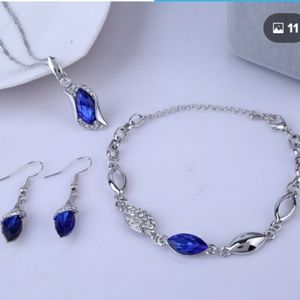 💞Beautiful set! Necklace, earrings and bracelet.
